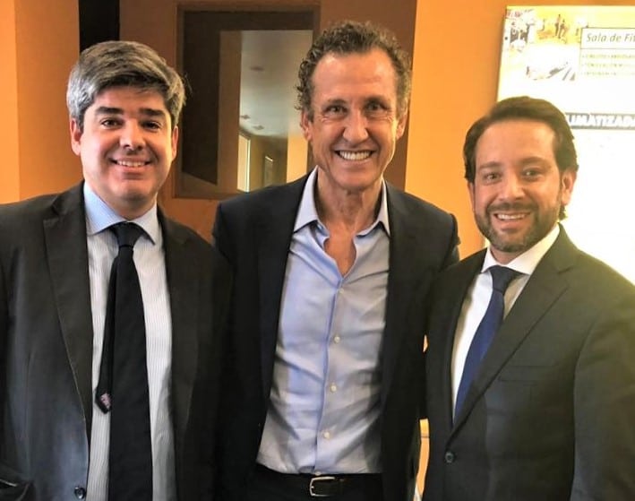 Alfonso_Aza_Secretario_General_Y_Profesor_De_Inalde_Con_El_Director_De_Relaciones_Corporativas_Del_Real_Madrid