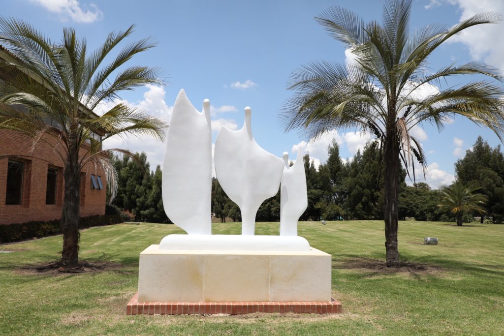 Ceremonia entrega de escultura Pájaros Ángel en INALDE