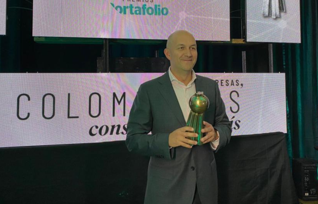 Alumni INALDE recibe premio por iniciativa de transformación digital