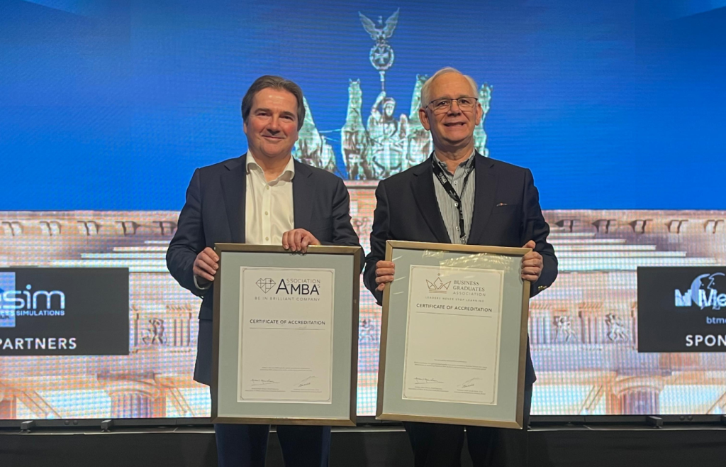 Inalde recibe los certificados de las acreditaciones internacionales de AMBA y BGA, durante conferencia global en Berlín