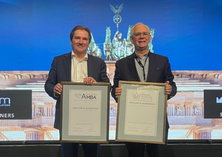 Inalde recibe los certificados de las acreditaciones internacionales de AMBA y BGA, durante conferencia global en Berlín