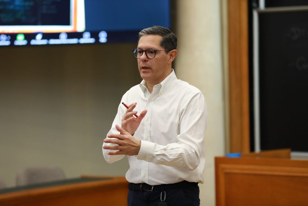 Inalde recibe a Juan Roberto Vargas para abordar los retos de la información y del liderazgo