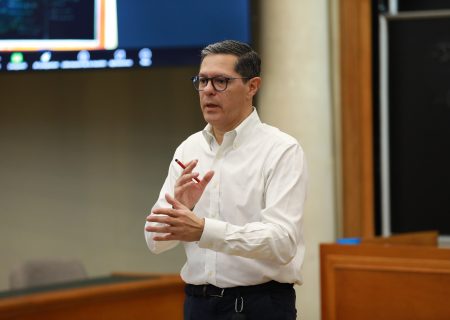 Inalde recibe a Juan Roberto Vargas para abordar los retos de la información y del liderazgo